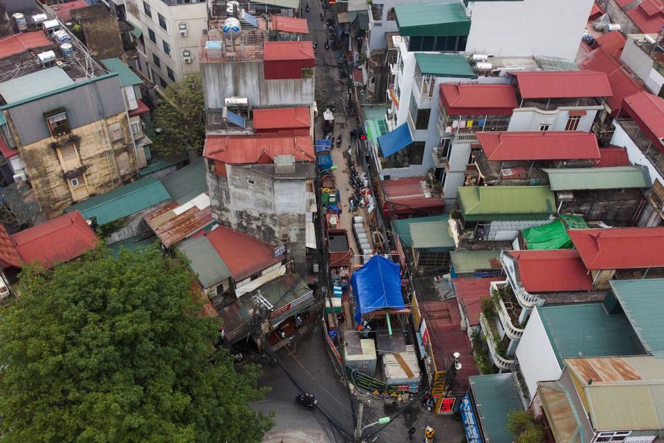 Theo ghi nhận của phóng viên Báo Điện tử VietnamPlus, các 'lô cốt tôn' này đã được bên thi công dỡ bỏ trước đó, tuy nhiên trong thời gian gần đây, tình trạng này lại tái diễn và chiếm không gian lòng đường nhiều hơn trước. (Ảnh: Hoài Nam/Vietnam+)
