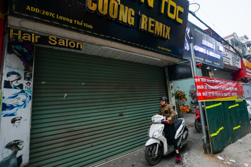 Một số cửa hàng kinh doanh buộc phải đóng cửa vì bị lô cốt tôn ‘bịt mắt’ ngay trước cửa. (Ảnh: Hoài Nam/Vietnam+)