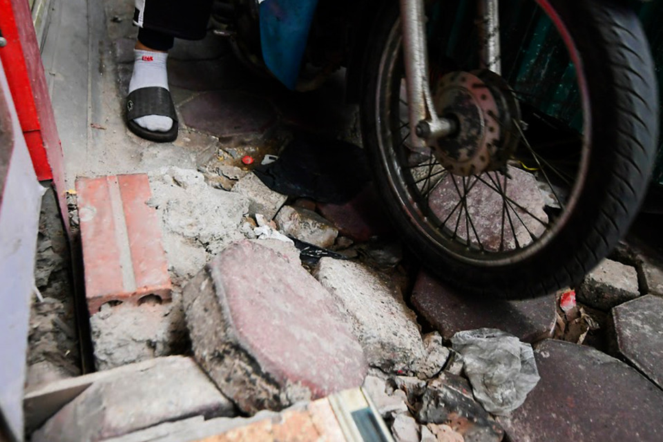 Có đoạn vỉa hè đã bị vỡ gạch, bong tróc dễ gây trơn trượt cho phương tiện khi đi qua nhưng người dân không sự lựa chọn nào khác. (Ảnh: Hoài Nam/Vietnam+)