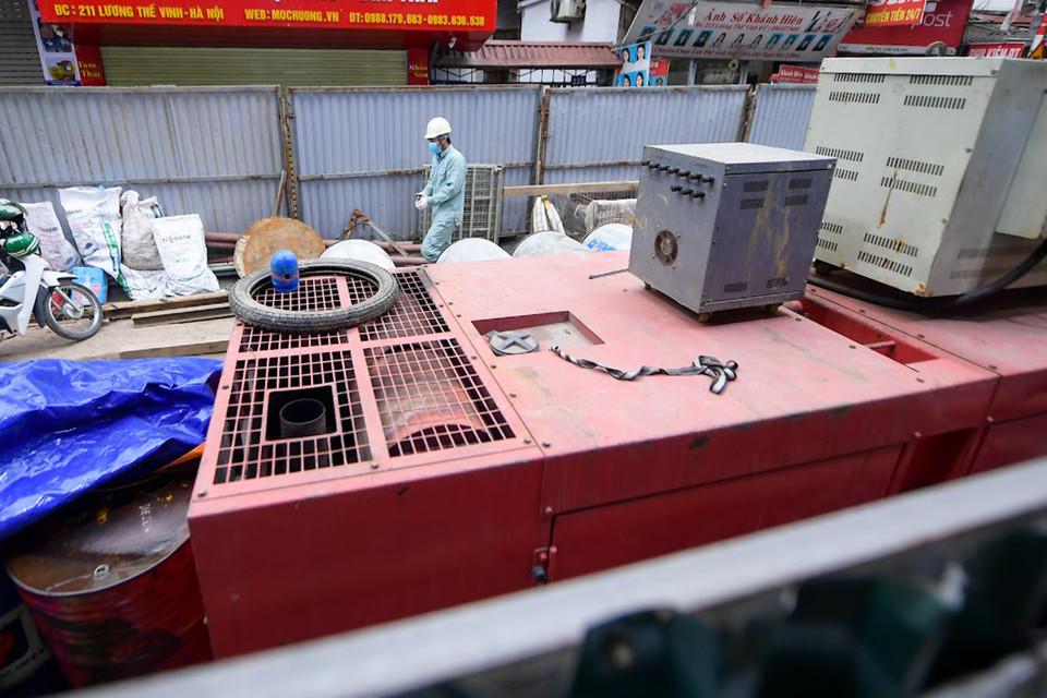 Theo phản ánh của người dân tại khu vực này, công trình không chỉ gây cản trở việc đi lại và kinh doanh mà còn gây ô nhiễm tiếng ồn. (Ảnh: Hoài Nam/Vietnam+)