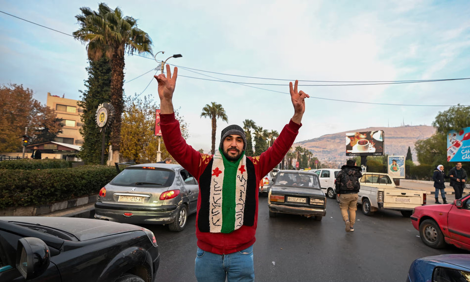 Một người dân Syria trên đường phố Damascus ngày 8/12 (Nguồn: AFP)