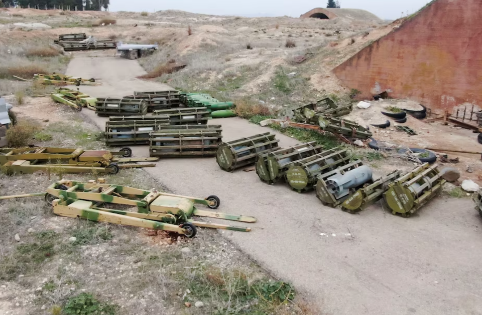 Vũ khí của quân đội Syria bị vứt bỏ tại Hama (Nguồn: Reuters)