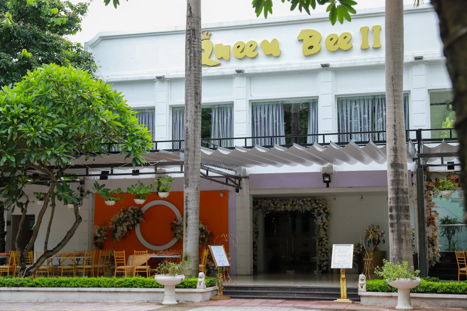 2/3 trung tâm tổ chức tiệc cưới tại đây là Queen Bee và Cung Xuân nguyên hiện trạng, chưa có dấu hiệu tháo dỡ. (Ảnh: Hoài Nam/Vietnam+)