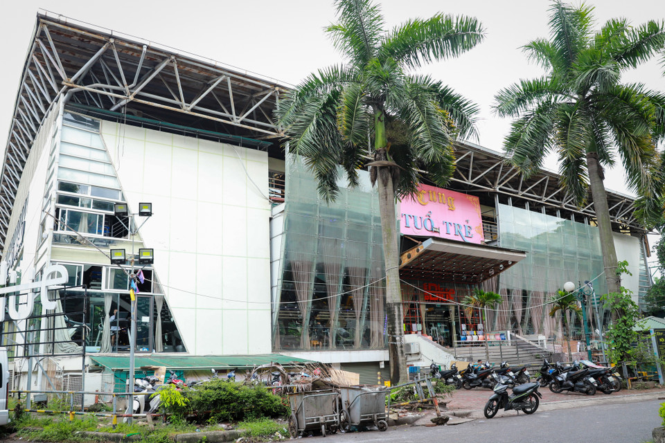 Trước đó, bắt đầu từ ngày 18/5, lực lượng chức năng phường Thanh Nhàn (quận Hai Bà Trưng, Hà Nội) đã tiến hành tháo dỡ, phá bỏ những công trình sai phạm tại khu vực Công viên Tuổi trẻ Thủ đô. (Ảnh: Hoài Nam/Vietnam+)