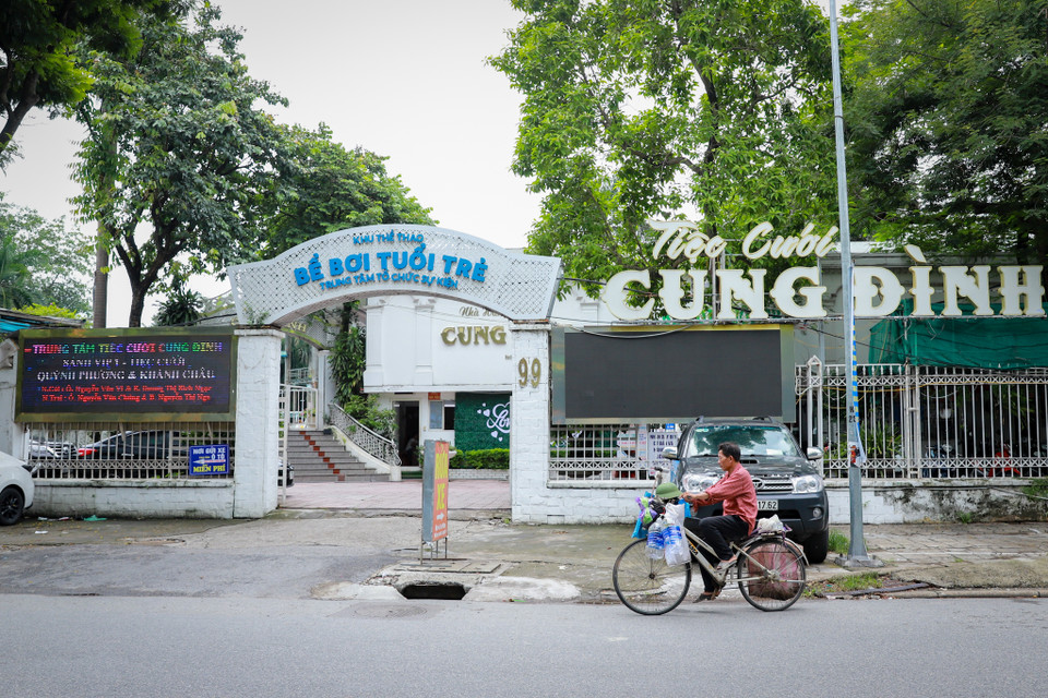 Theo ghi nhận thực tế sau gần 3 tháng tiến hành cưỡng chế tháo dỡ, bên cạnh các hạng mục vi phạm đã được tháo dỡ vẫn còn những hạng mục chưa được xử lý. (Ảnh: Hoài Nam/Vietnam+)