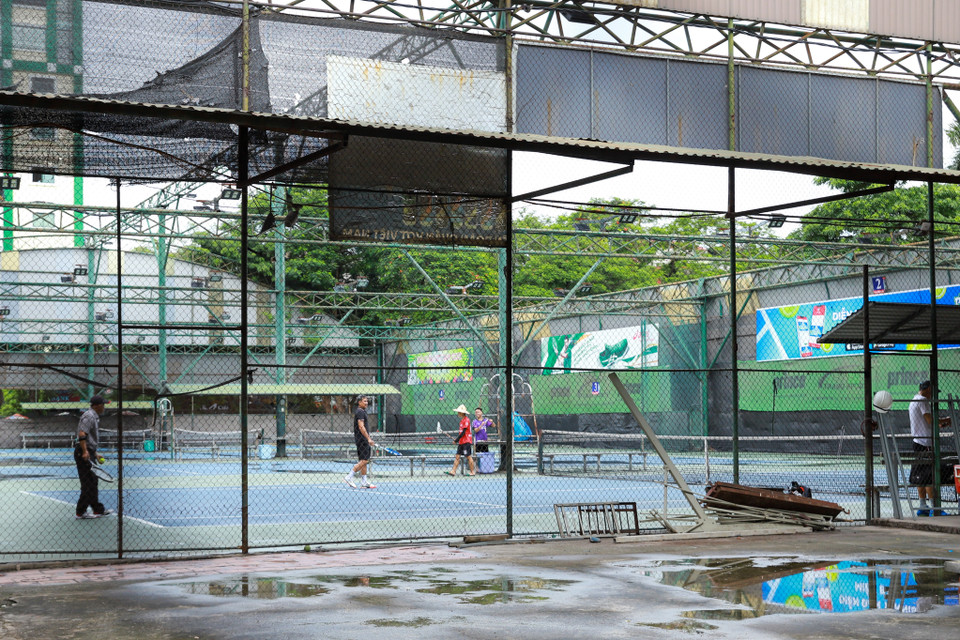 Phần mái che sân tennis đã được dỡ bỏ. (Ảnh: Hoài Nam/Vietnam+)
