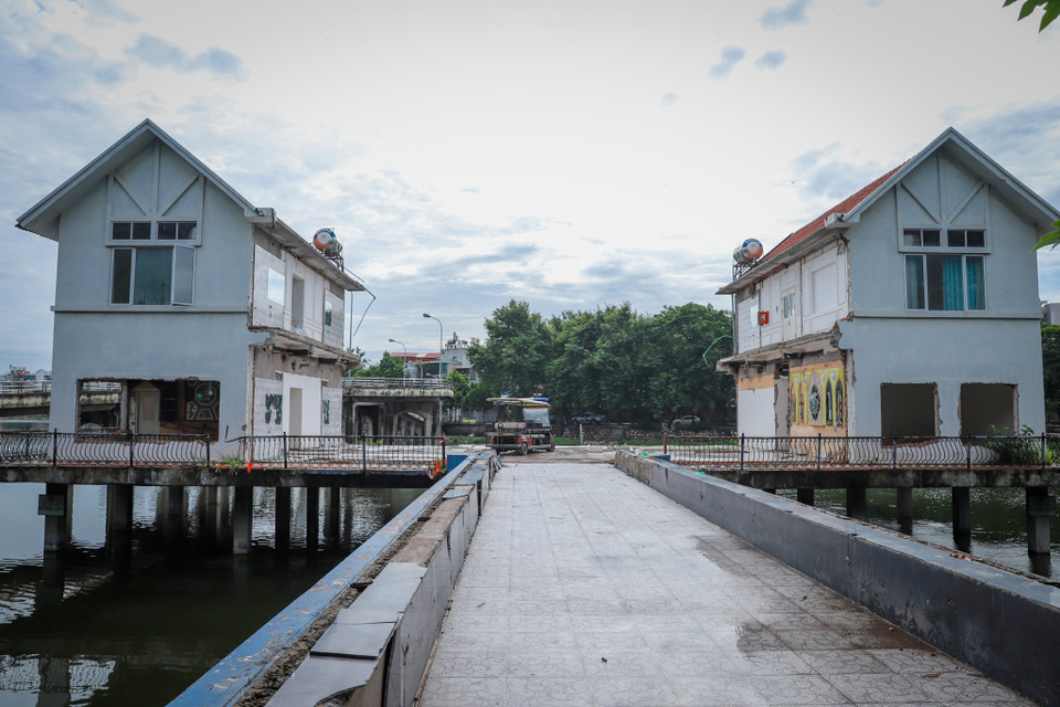 Công trình nhà nổi hợp khối 2 khối nhà, mở rộng hai đầu hồi để làm quán bar, hiện đã tháo dỡ được phần nối 2 khối nhà. (Ảnh: Hoài Nam/Vietnam+)