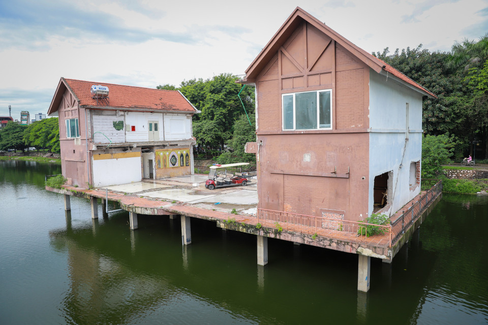 Các hạng mục sai phạm gồm mái sân tennis, dãy nhà khu vực bể bơi, nhà nổi giữa hồ, nhà dịch vụ sân bóng,… (Ảnh: Hoài Nam/Vietnam+)