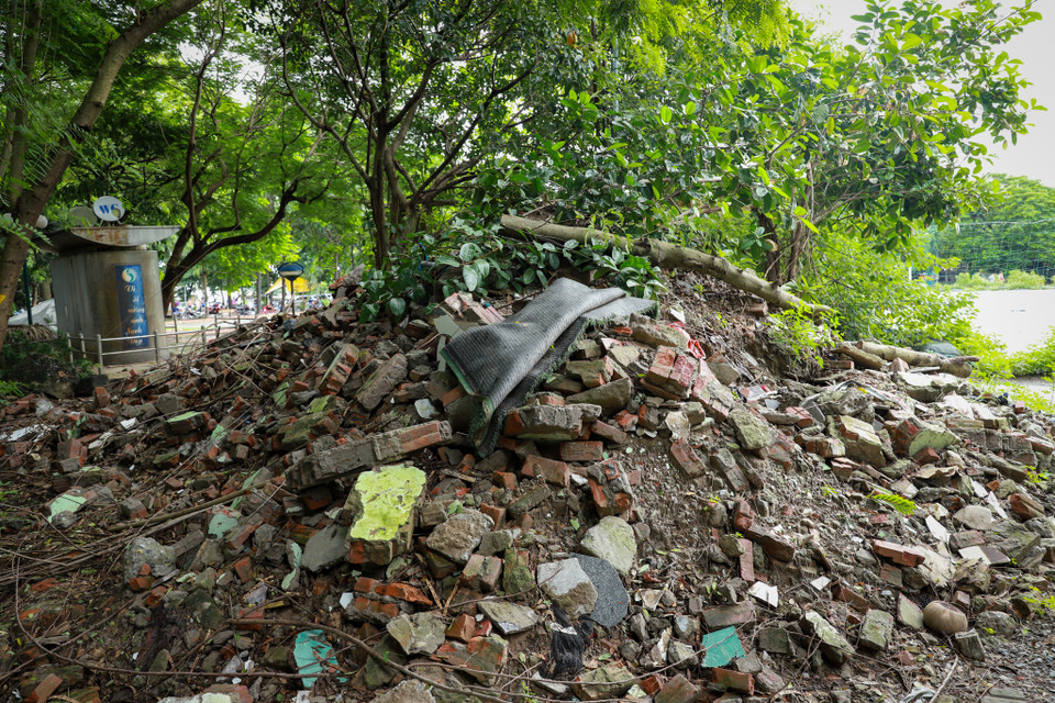 Nhà điều hành sân bóng và sân bóng đã được phá bỏ tuy nhiên rác thải từ việc tháo dỡ vẫn còn ngổn ngang. (Ảnh: Hoài Nam/Vietnam+)