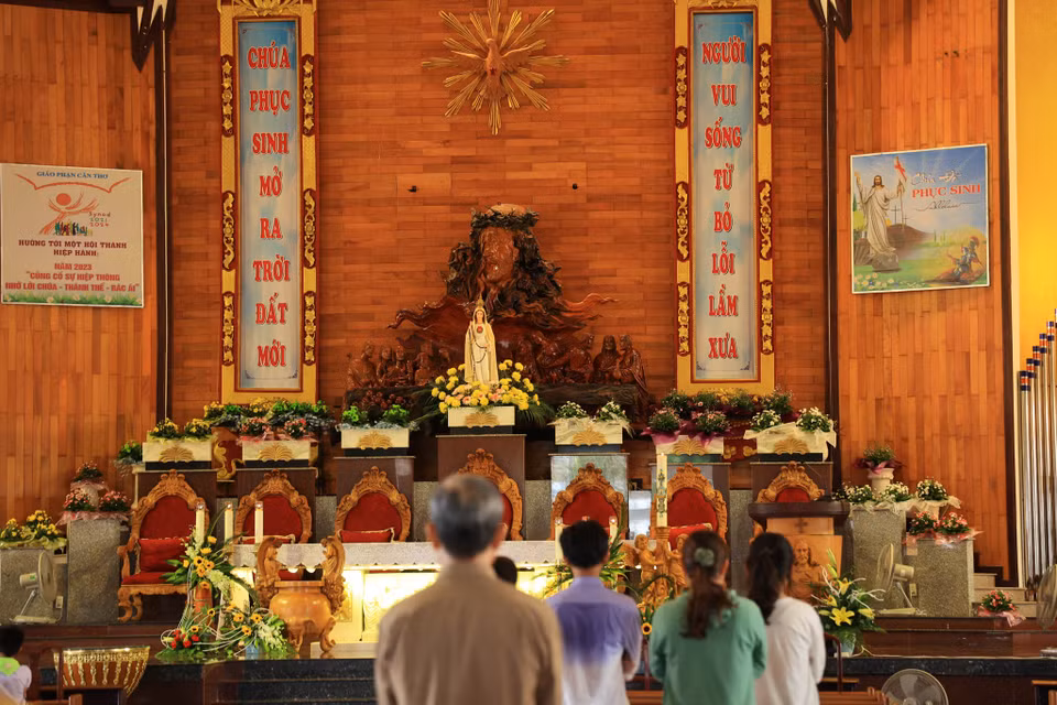 Trong khuôn viên Thánh đường có nhiều bức tượng gỗ quý và phù điêu trên tường được bày trí theo tinh thần tín ngưỡng công giáo. (Ảnh: Hoài Nam/Vietnam+)
