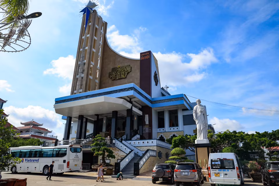 Nhà thờ Tắc Sậy nằm ngay trên quốc lộ 1A, cách thành phố Bạc Liêu 37km, thuộc địa bàn Ấp 2, xã Tân Long, huyện Giá Rai, tỉnh Bạc Liêu. Theo những người lớn tuổi ở địa phương, nhà thờ có tên gọi là Tắc Sậy bởi xưa kia có một con đường tắt nhỏ đi ngang qua, nằm giữa đám lau sậy, do phát âm của người miền Nam dần biến âm ‘tắt’ thành ‘tắc.’ (Ảnh: Hoài Nam/Vietnam+)