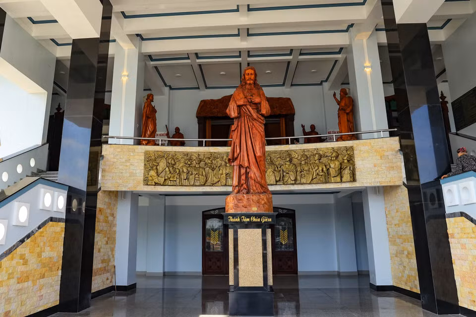 Nhà thờ Tắc Sậy được xem là một nhánh của họ đạo Bạc Liêu trước đây. Ban đầu nơi đây được Cha Jules Ducquet - một linh mục người Pháp đến truyền đạo. Sau đó linh mục này đã thành lập 4 họ đạo ở khu vực miền Tây, trong đó có họ đạo Bạc Liêu. (Ảnh: Hoài Nam/Vietnam+)