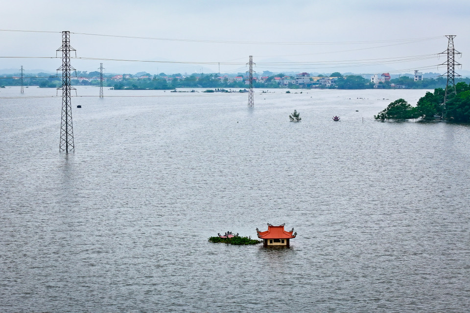 Nhiều khu vực vẫn mênh mông trong biển nước. (Ảnh: Hoài Nam/Vietnam+)