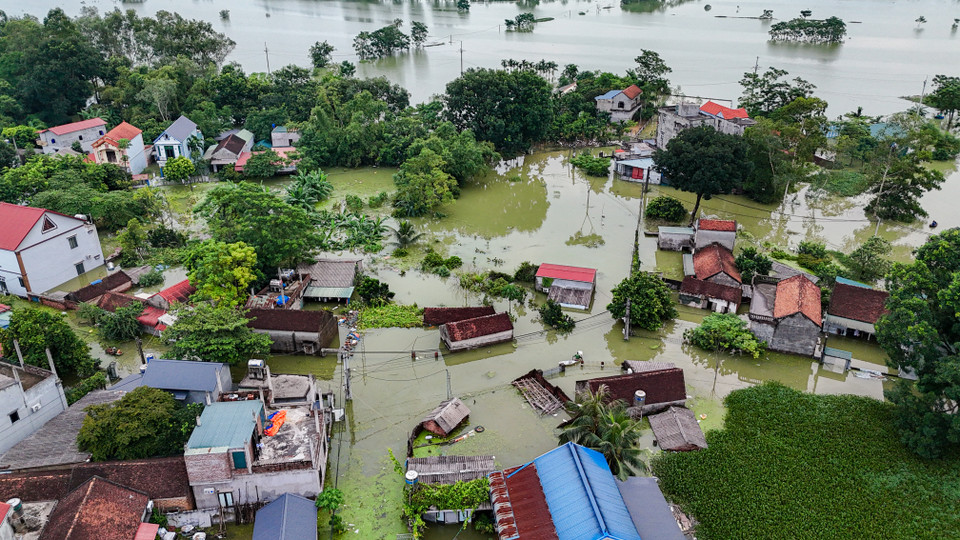 Nhiều tuyến đường làng, ngõ xóm và nhà dân vẫn chìm sâu trong biển nước, có chỗ ngập đến 2m. (Ảnh: Hoài Nam/Vietnam+)