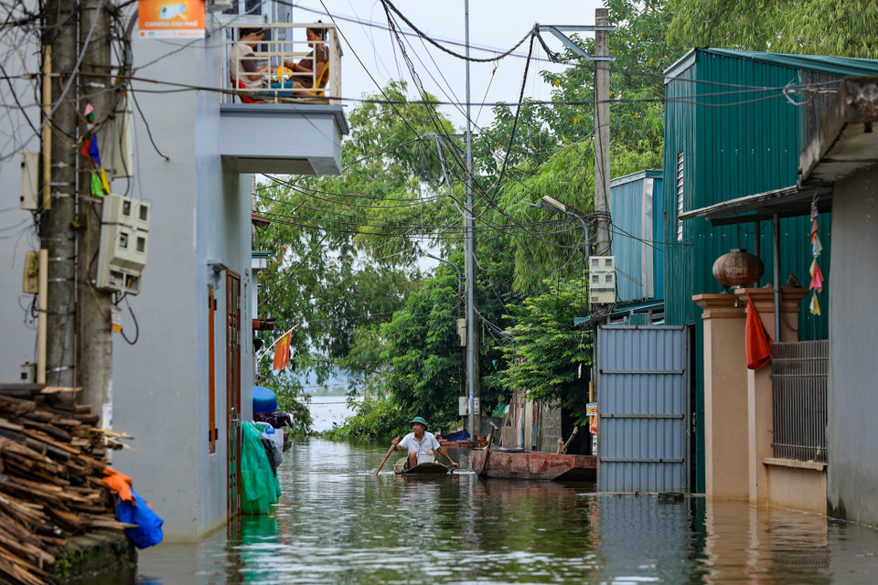 Theo ghi nhận, khắp đường đi lối lại trong xóm đều ngập trong nước, trung bình từ 50-80cm, có những đoạn hiện vẫn ngập sâu đến hơn 1m. (Ảnh: Hoài Nam/Vietnam+)