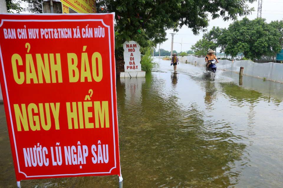 Do ảnh hưởng của mưa bão những ngày qua, tuy nước đã rút một phần nhưng trong xóm vẫn có khu vực bị ngập sâu trong nước. (Ảnh: Hoài Nam/Vietnam+)