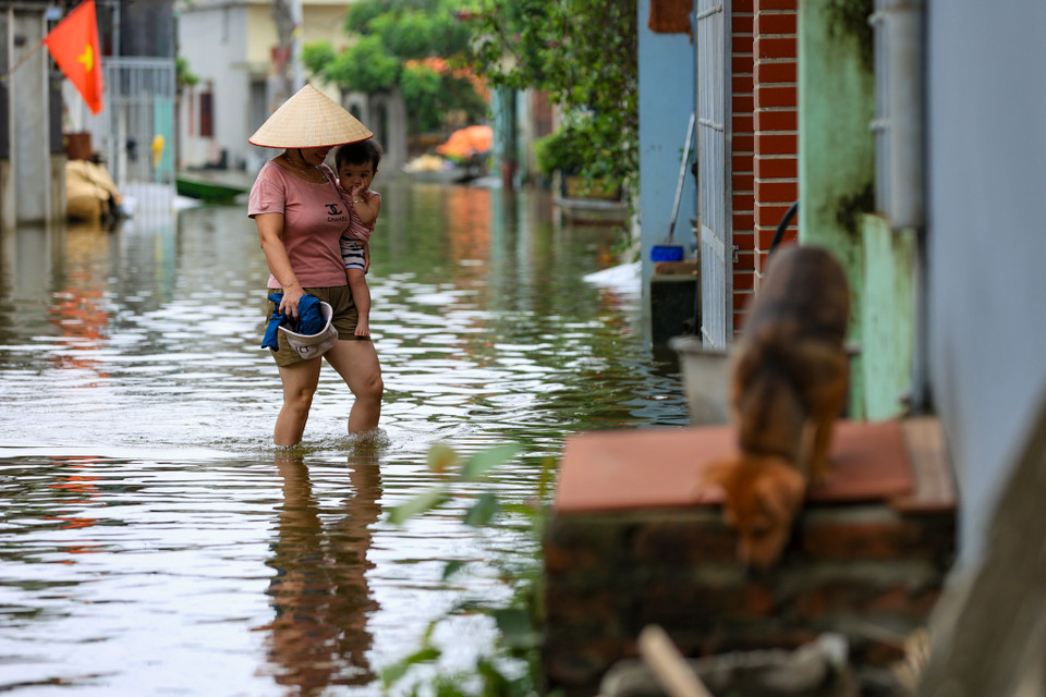 Một số địa điểm nước đã rút tuy nhiên việc di chuyển và sinh hoạt của người dân vẫn gặp khó khăn. (Ảnh: Hoài Nam/Vietnam+)