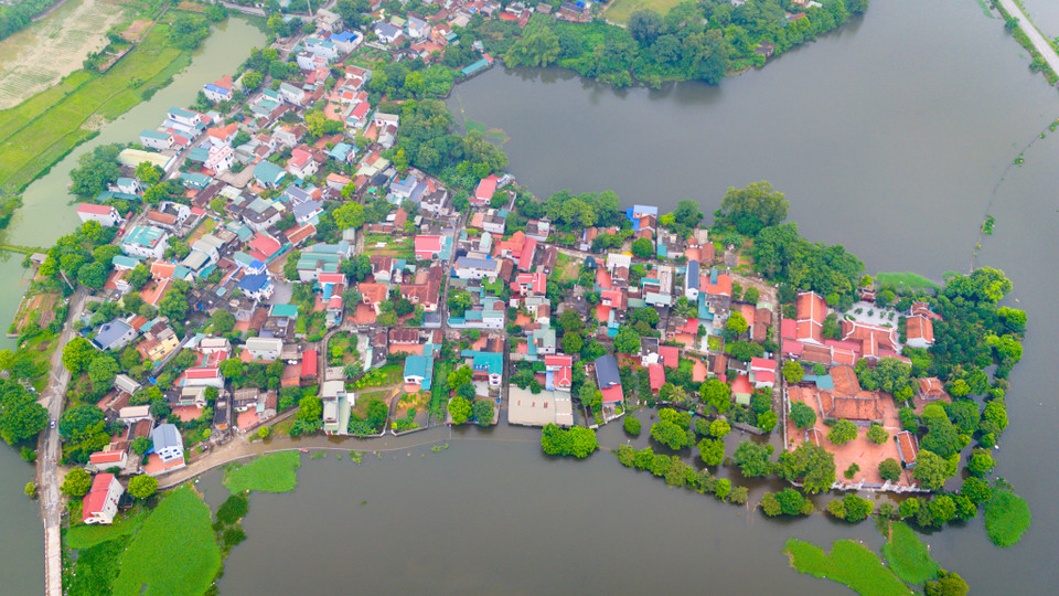 Từ gần 1 tuần ngay, cuộc sống của người dân tại một số điểm thuộc huyện Quốc Oai và Chương Mỹ (Hà Nội) gặp nhiều khó khăn khi di chuyển vì nước lũ ngập sâu. (Ảnh: Hoài Nam/Vietnam+)