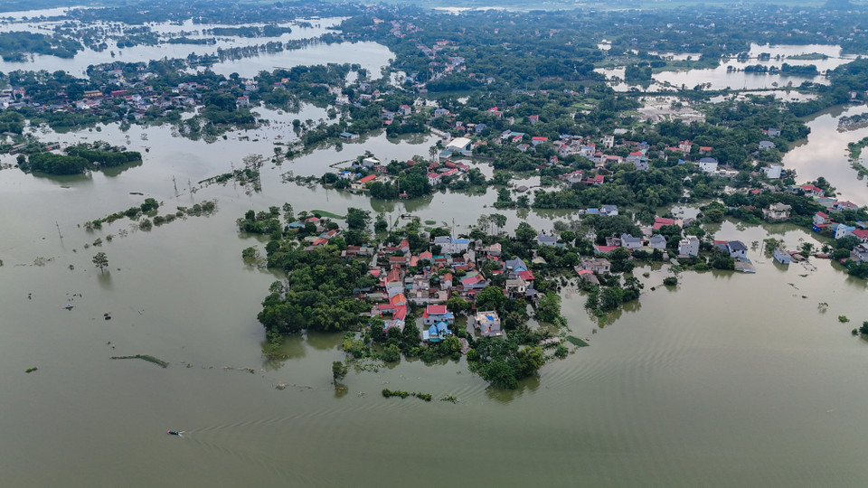 Tương tự Cấn Hữu, nhiều ngày nay, xã Nam Phương Tiến ( Chương Mỹ, Hà Nội) cũng đang rơi vào cảnh ngập sâu do nước tràn qua đê sông Bùi khiến nhiều nhà dân bên trong đê ngập sâu. (Ảnh: Hoài Nam/Vietnam+)