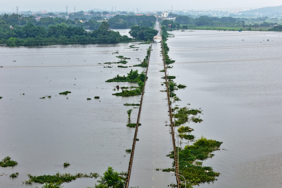Theo ghi nhận của phóng viên Báo Điện tử VietnamPlus ngày 29/7, mặc dù đã 4 ngày không có mưa lớn tại khu vực 2 huyện này nhưng các tuyến đường giao thông vẫn chìm trong biển nước. (Ảnh: Hoài Nam/Vietnam+)