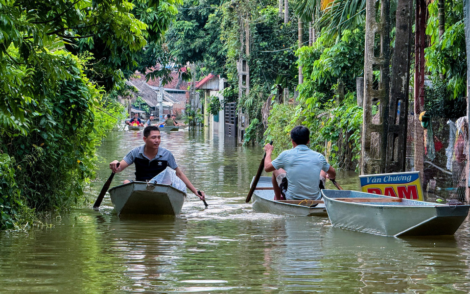 Thông tin từ Ban chỉ huy phòng chống thiên tai và tìm kiếm cứu nạn huyện Chương Mỹ chỉ đạo các phòng, ban, ngành huyện chủ động triển khai phương án bảo đảm cứu trợ đời sống cho nhân dân; không để tình trạng người dân không có nước uống, sinh hoạt và lương thực, thực phẩm thiết yếu; đảm bảo vệ sinh môi trường; hỗ trợ khám chữa bệnh, thuốc men và thiết bị y tế... (Ảnh: Hoài Nam/Vietnam+)
