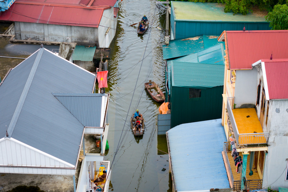 Xóm Bến Vôi là một trong những khu vực thường xuyên bị ảnh hưởng nếu có mưa lớn. Do đó, trước mỗi mùa mưa, người dân và chính quyền địa phương đều chuẩn bị các phương án để đối phó. (Ảnh: Hoài Nam/Vietnam+)