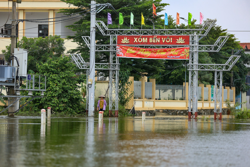 Xóm Bến Vôi thôn Cấn Hạ (Cấn Hữu, Quốc Oai, Hà Nội) vẫn mênh mông trong nước lũ. (Ảnh: Hoài Nam/Vietnam+)