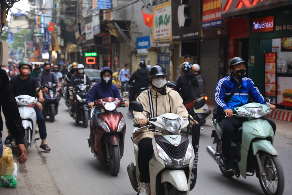 Theo Trung tâm Dự báo Khí tượng thủy văn quốc gia, khu vực Hà Nội ngày 6/11 trời nhiều mây, mưa vài nơi. Gió Đông Bắc cấp 2-3. Đây được xem là đợt rét diện rộng đầu tiên của mùa Đông năm nay. (Ảnh: Hoài Nam/Vietnam+)