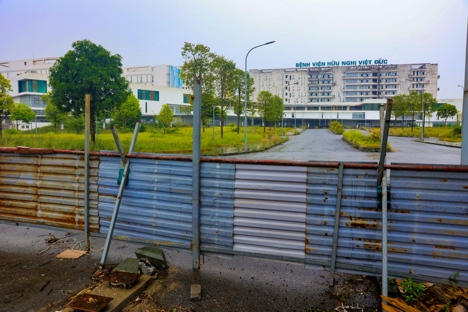 Nhiều khu vực phụ trợ được xây dựng dang dở xuống cấp, một số khu vực tường bị bong tróc phủ rêu, sân, vườn cỏ dại mọc um tùm, trở nên hoang hóa. (Ảnh: Hoài Nam/Vietnam+)