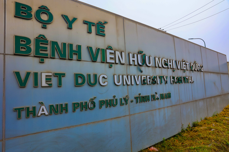 Chưa từng đi vào hoạt động nhưng ngay từ phía cổng vào những mảng sơn tên bệnh viện đã bong tróc. (Ảnh: Hoài Nam/Vietnam+)