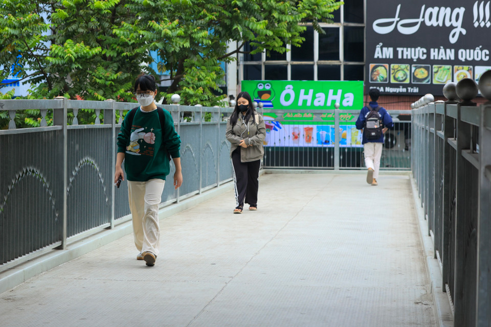 Theo dự báo thời tiết Hà Nội đến ngày 7/11, do ảnh hưởng của không khí lạnh tăng cường kết hợp với nhiễu động gió Đông trên cao nên trời sẽ có lúc mưa và chuyển rét. (Ảnh: Hoài Nam/Vietnam+)