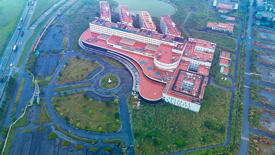 Nếu đi vào hoạt động, bệnh viện có các chuyên khoa sâu như: tim mạch, nội khoa, ung bướu, thận tiết niệu, hô hấp; đáp ứng khoảng 5.000 lượt khám mỗi ngày, với tổng diện tích sàn xây dựng trên 123.000m2, được xây dựng gồm 1 tầng hầm và 6 tầng nổi. (Ảnh: Hoài Nam/Vietnam+)