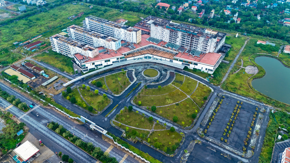 Được kỳ vọng sẽ là hai bệnh viện lớn, hiện đại và vận hành theo tiêu chuẩn quốc tế, giải quyết bài toán quá tải các bệnh viện tuyến Trung ương. Tuy nhiên, đến nay (tháng 11/2024) dự án cơ sở 2 Bệnh viện Bạch Mai và cơ sở 2 Bệnh viện Việt Đức (Phủ Lý, Hà Nam) tổng mức đầu tư hàng nghìn tỷ đồng chưa hoàn thiện. (Ảnh: Hoài Nam/Vietnam+)