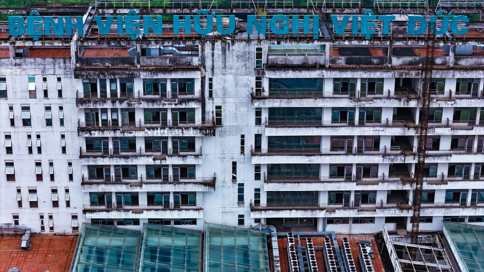Sau 10 năm khởi công xây dựng, Bệnh viện Việt Đức cơ sở 2 tại Hà Nam chưa được đưa vào sử dụng, vẫn là những khối nhà bỏ hoang. (Ảnh: Hoài Nam/Vietnam+)