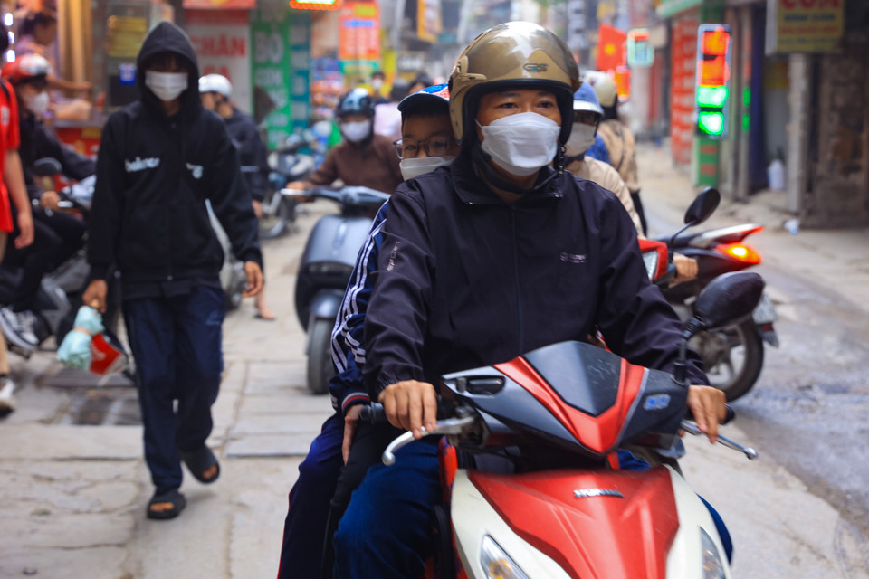 Ghi nhận của phóng viên trong buổi sáng nay, nhiều người dân đã ra đường trong trang phục mùa Đông. (Ảnh: Hoài Nam/Vietnam+)