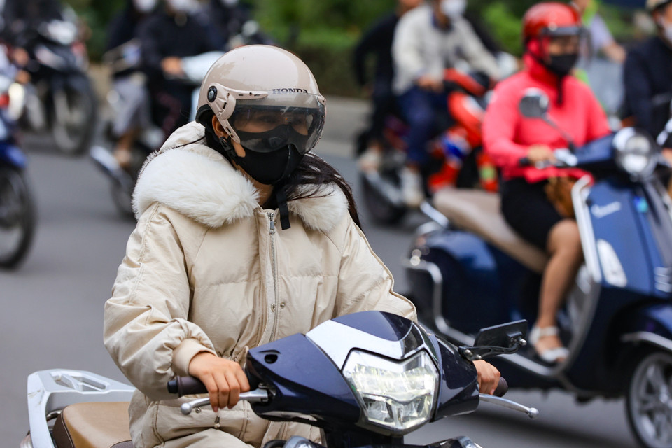 Người dân mặc trang phục dày dặn khi ra đường. (Ảnh: Hoài Nam/Vietnam+)