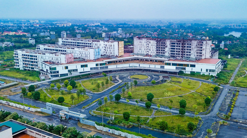 Cơ sở 2 của Bệnh viện Việt Đức được đầu tư thành bệnh viện ngoại khoa hoàn chỉnh chữa trị các chấn thương xương, sọ, não, đầu mặt, cổ, lồng ngực, cột sống; vi phẫu tim mạch nhi; đáp ứng 3.500 lượt khám mỗi ngày, tổng diện tích sàn xây dựng trên 125.000m2, được xây dựng gồm 1 tầng hầm và 9 tầng nổi. (Ảnh: Hoài Nam/Vietnam+)