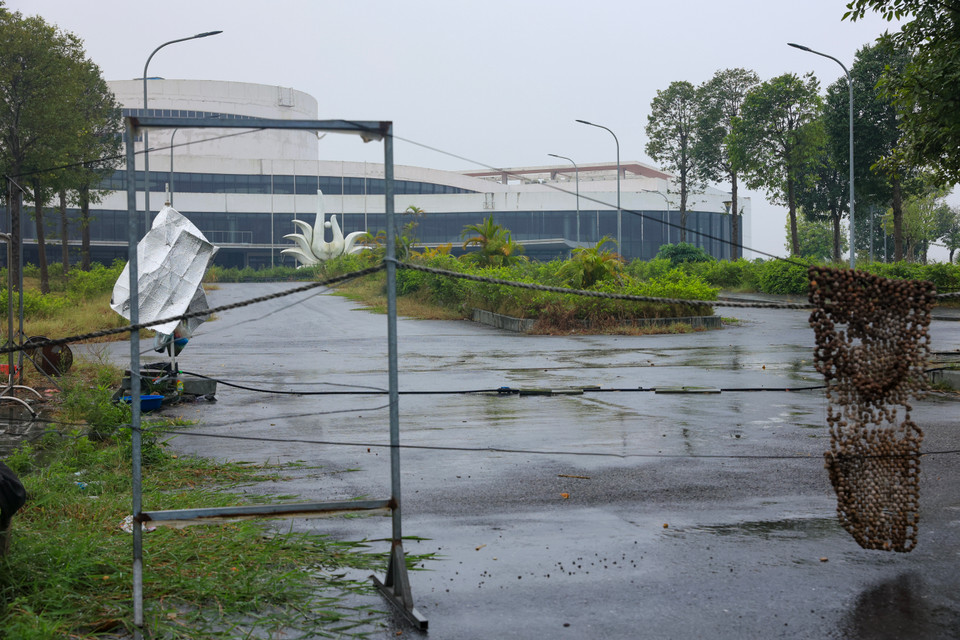 Khung cảnh hoang hóa phía trong khuôn viên bệnh viện Bạch Mai cở sở 2. (Ảnh: Hoài Nam/Vietnam+)