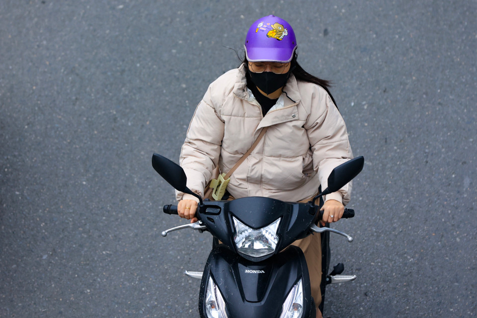 Người dân mặc trang phục dày dặn khi ra đường. (Ảnh: Hoài Nam/Vietnam+)