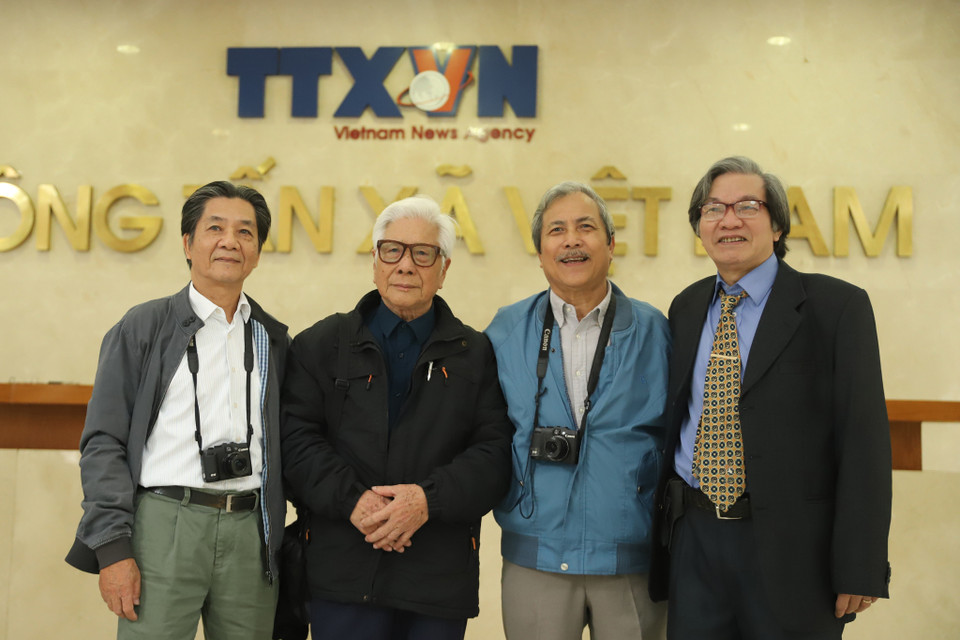 Ngoài các phóng viên, lực lượng GP10 còn bao gồm các kỹ thuật viên phụ trách vận hành, sửa chữa máy ảnh, máy teletype… phục vụ cho công tác thông tin được thông suốt. (Ảnh: Hoài Nam/Vietnam+)