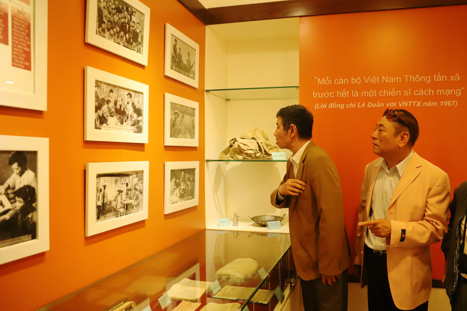 Đoàn GP10 thăm phòng truyền thống của Thông tấn xã Việt Nam, nơi lưu giữ những hình ảnh về thời giữ mạch tin thông suốt trong khói lửa chiến tranh. (Ảnh: Hoài Nam/Vietnam+)