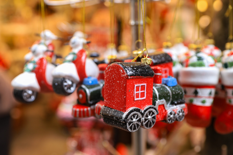  Lễ Giáng sinh không chỉ là ngày lễ của những người theo đạo Thiên Chúa mà còn là dịp để mọi người gửi gắm những câu chúc an lành. (Ảnh: Hoài Nam/Vietnam+)