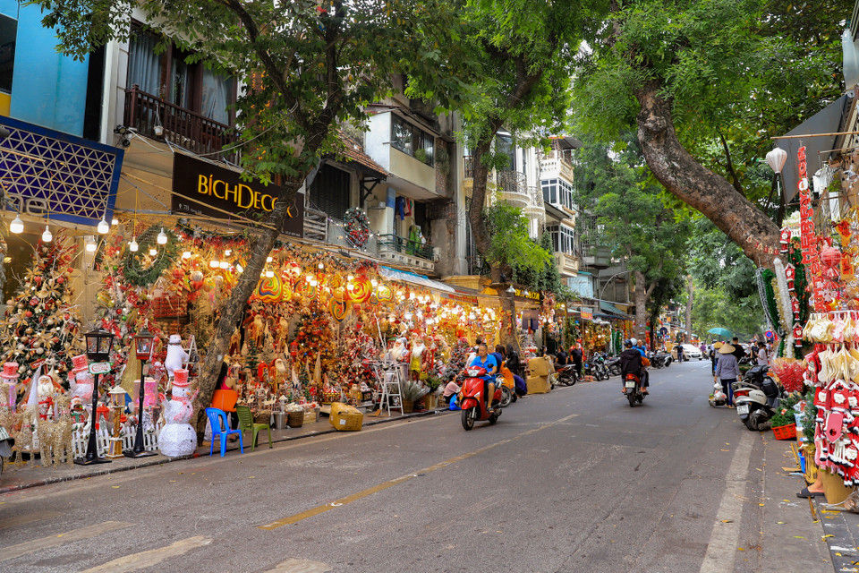 Tuyến phố Hàng Mã được nhuộm sắc đỏ và vàng của hàng nghìn món đồ chơi, đồ trang trí như: Ông già Noel, tuần lộc, cây thông, bóng đèn... (Ảnh: Hoài Nam/Vietnam+)