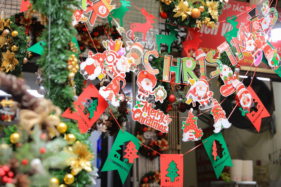 Một tiểu thương trên phố Hàng Mã chia sẻ: ‘Những mặt hàng phục vụ Lễ Giáng Sinh năm nay được bày bán ngay sau khi kết thúc lễ hội hóa trang Halloween.’ (Ảnh: Hoài Nam/Vietnam+)