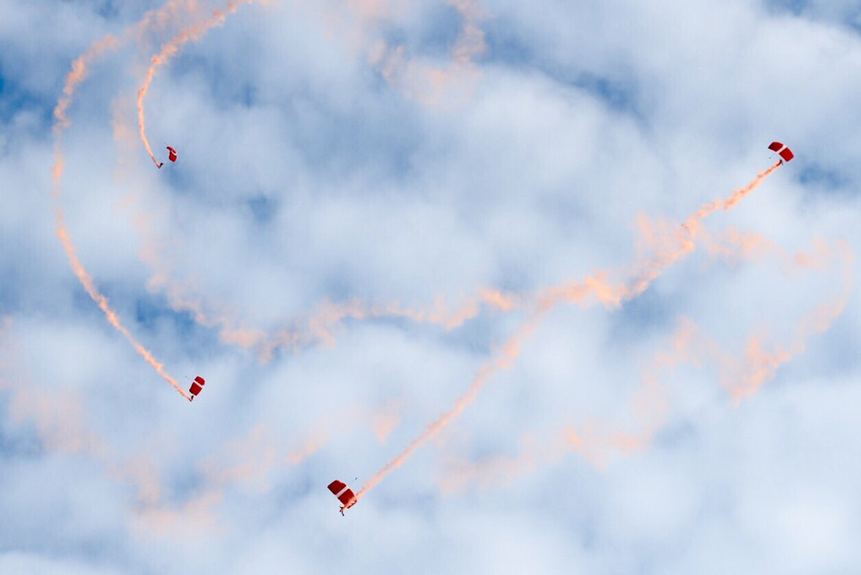 Đây là lần thứ 2 trong năm nay, người dân Singapore nắm tay nhau trong một sự kiện lớn, sau đám tang của vị Thủ tướng lập quốc Lý Quang Diệu hồi đầu năm.