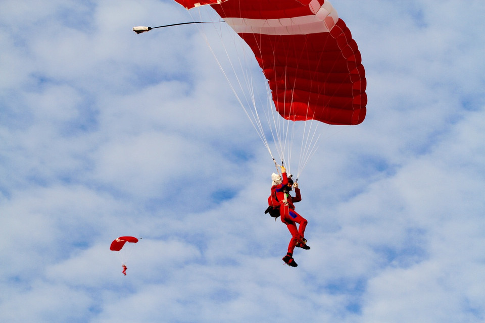 Lễ kỷ niệm 50 năm lập quốc diễn ra với màn biểu diễn trên không của Không quân Singapore, cùng những màn diễu hành lớn với sự tham gia của 200.000 người.