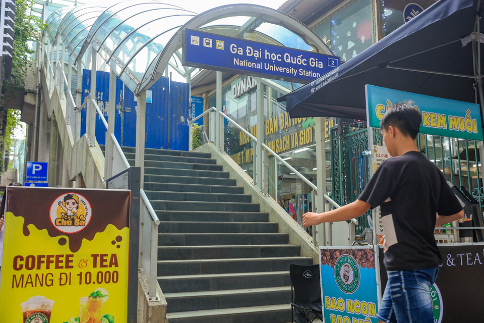 Hàng quán bán vỉa hè chắn ngang lối lên ga Đại học Quốc Gia (Xuân Thủy, Cầu Giấy, Hà Nội). (Ảnh: Hoài Nam/Vietnam+)