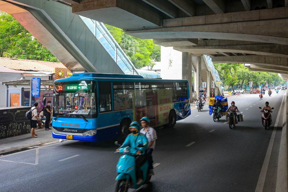 Theo đó, dọc trục tuyến metro có 36 tuyến buýt đang hoạt động. Hai điểm trung chuyển (Cầu Giấy và Nhổn) có 32 điểm dừng xe buýt (16 điểm có nhà chờ). (Ảnh: Hoài Nam/Vietnam+)