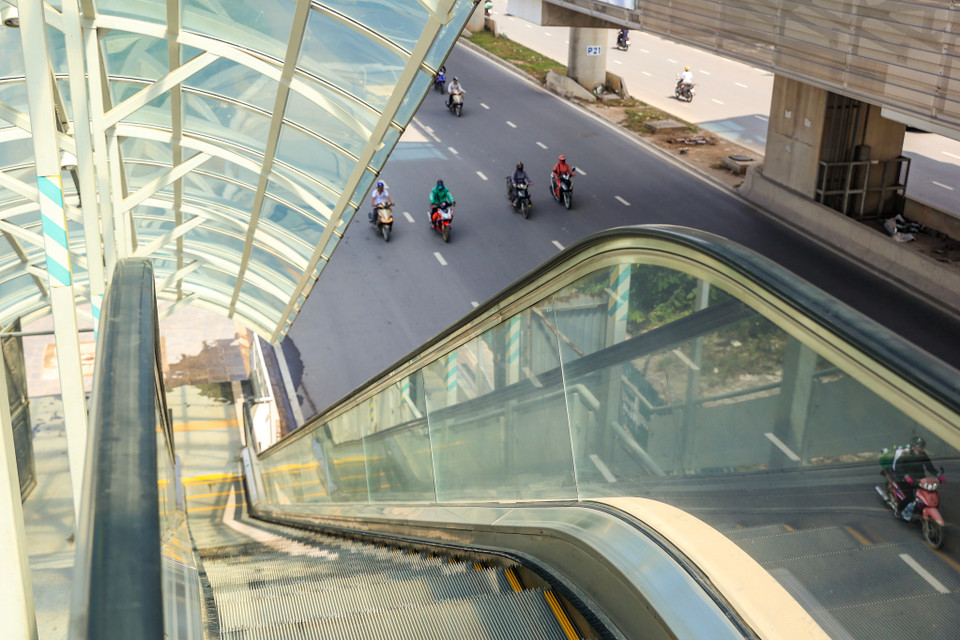 Ở các ga đi tàu có lắp đặt hệ thống thang bộ, thang cuốn ở chiều lên, thang máy đứng ở hai bên hè đường để tiện lợi cho cả hành khách là người khuyết tật, người cao tuổi, trẻ em. (Ảnh: Hoài Nam/Vietnam+)