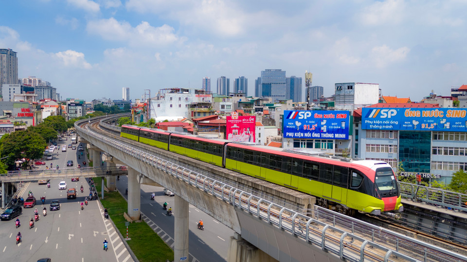 Theo thiết kế kỹ thuật tuyến đường sắt đô thị Nhổn - ga Hà Nội đoạn trên cao, mỗi đoàn tàu cấu tạo gồm 4 toa, mỗi toa chở được 236 hành khách, mỗi chuyến chở được 944 hành khách. (Ảnh: Hoài Nam/Vietnam+)